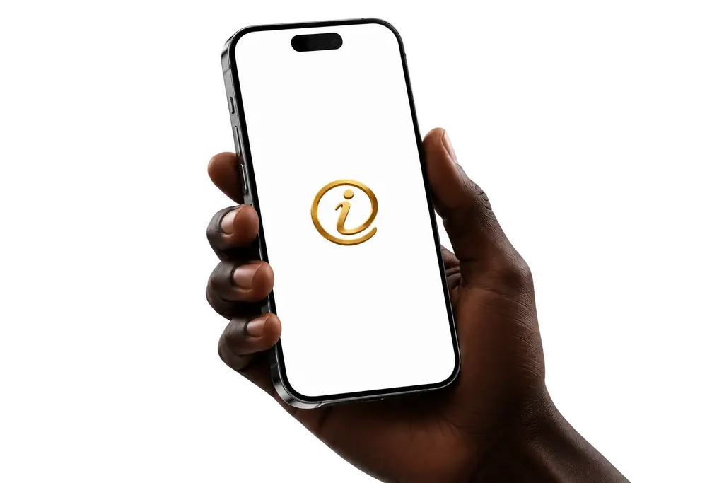 Une main tient un téléphone affichant le logo i360